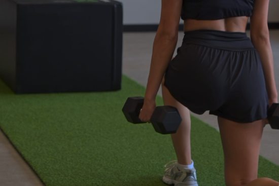 Allenamento con manubri in sala pesi